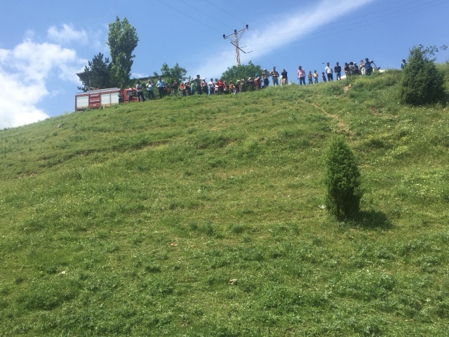 Yeşilyurt Köyünden Boyabat&#039;a seyir halinde bulunan 41 N 3491 plakalı  Otomobil yaklaşık 50 metre mesafeden dereye uçtu.
