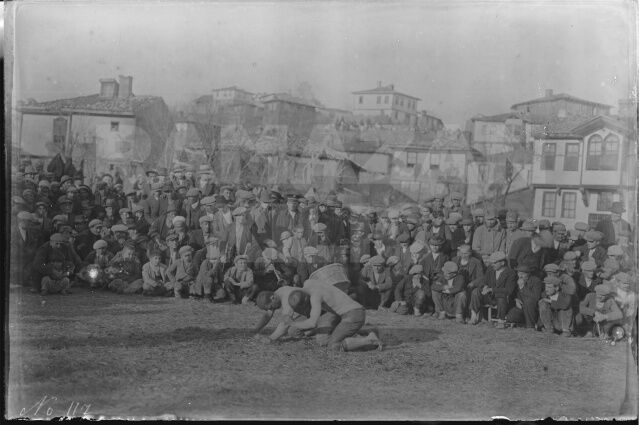 Yapılan yağlı güreşlerden kareler