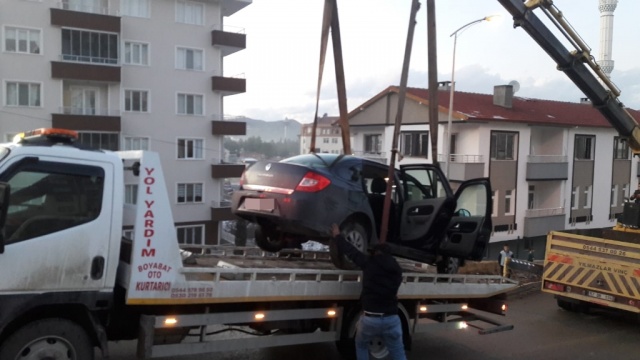 Boyabat'ta park halindeki araç bahçeye uçtu !
