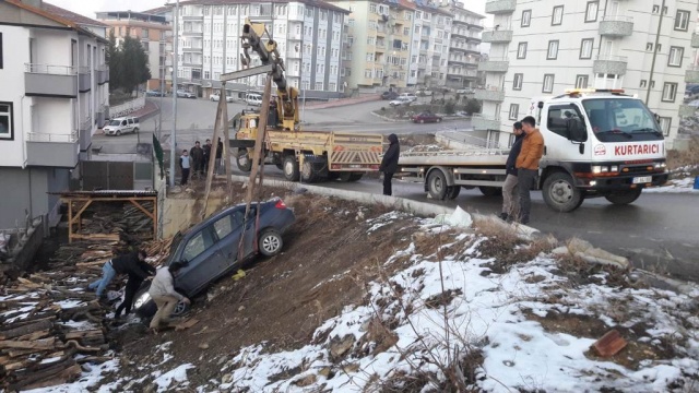 Boyabat'ta park halindeki araç bahçeye uçtu !