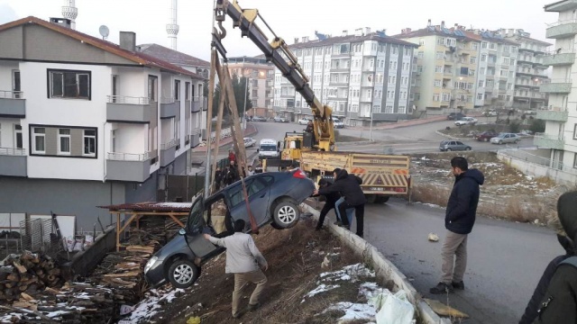 Boyabat'ta park halindeki araç bahçeye uçtu !