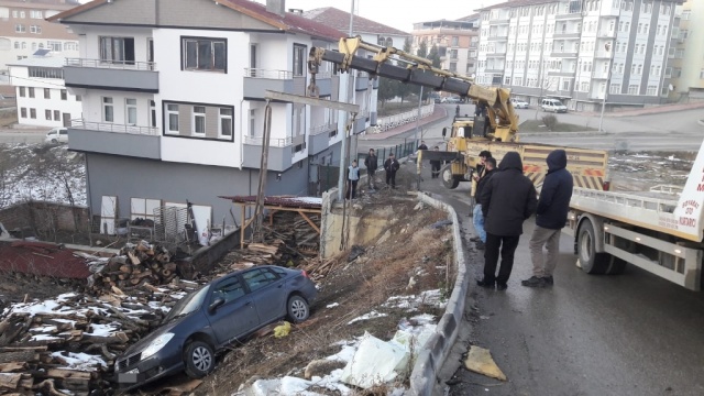 Boyabat'ta park halindeki araç bahçeye uçtu !