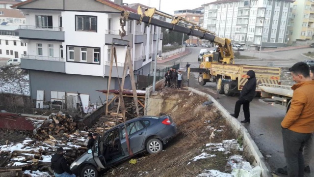 Boyabat'ta park halindeki araç bahçeye uçtu !
