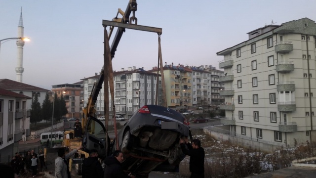 Boyabat'ta park halindeki araç bahçeye uçtu !
