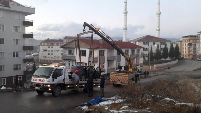 Boyabat'ta park halindeki araç bahçeye uçtu !