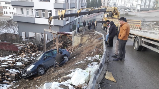 Boyabat'ta park halindeki araç bahçeye uçtu !