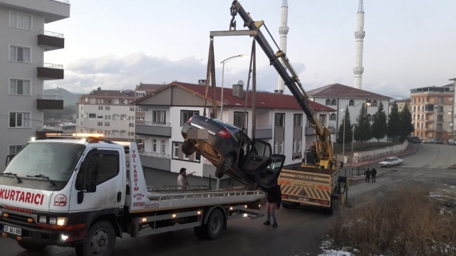 Boyabat'ta park halindeki araç bahçeye uçtu !