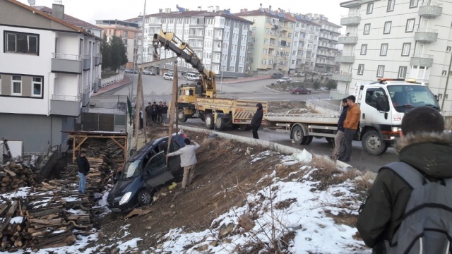 Boyabat'ta park halindeki araç bahçeye uçtu !