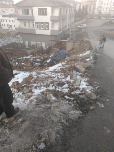 Edinilen bilgiye göre akşam saat 16:30 sıralarında Yıldız Mahallesi Gazi Caddesi&#039;nde park halinde bulunan  55 DZ ...plakalı araç bilinmeyen bir sebepten dolayı harekete geçti.