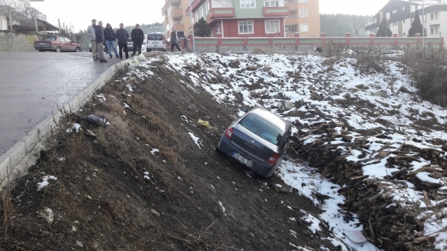 Boyabat'ta park halindeki araç bahçeye uçtu !