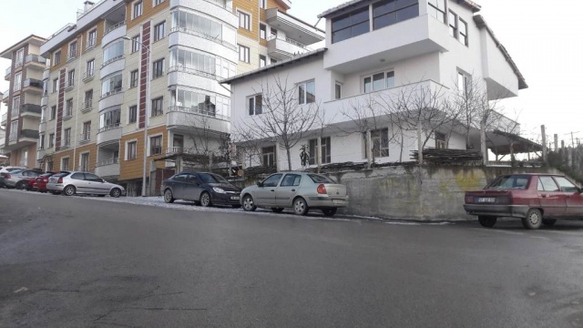 Yokuş aşağıya doğru hareket eden araç bölgede bulunan bahçeye düştü.Kaza sırasında bölgede kimsenin olmaması olası bir faciayı engellerken olayda yaralanan olmadı.
