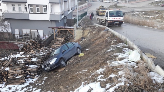 Boyabat'ta park halindeki araç bahçeye uçtu !