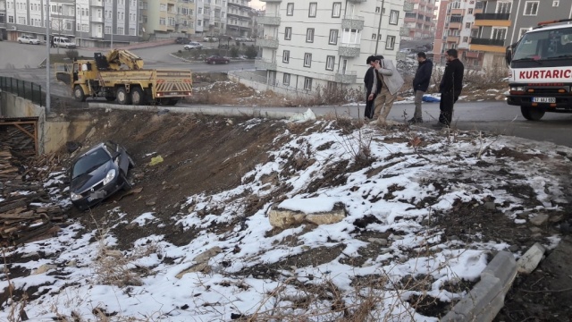 Boyabat'ta park halindeki araç bahçeye uçtu !
