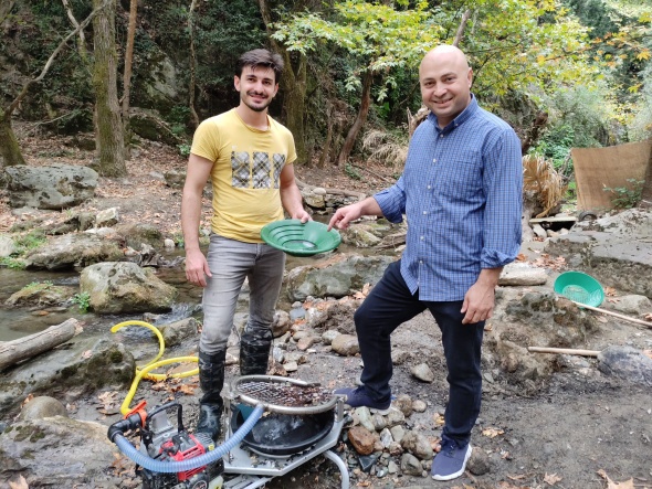 Derelerden altın toplayıp servet kazanıyorlar