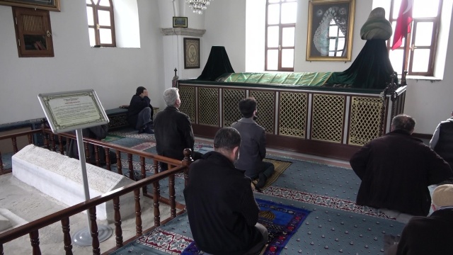 Sinop’ta mola ve Tekfur’un baskını
  İlk başta onların misafirliklerine izin verildiğini ancak sonra verilen sözün tutulmadığını dile getiren İmam Hatip Başkaya, “Ama belli bir zaman geçtikten sonra Seyyid Bilal Hazretleri ve askerlerinin askeri üniformalı, teçhizatlı olmaları onları şüpheye sevk ediyor. Bir baskından korkan Tekfur bir sabahın erken vaktinde onların üzerine baskın düzenletiyor. Seyyid Bilal Hazretleri de şu anda Sinop’un merkezinde bulunan Alaaddin Camisinin orada konaklıyor o vakitte. O baskın esnasında hem askerlerin yorgun olmaları hem de bunu beklememeleri büyük zayiatlar verdiriyor askerlere. Arkasından Seyyid Bilal Hazretleri şehirden çıkmaya çalışıyor bununda mümkün olmadığını anlayınca artık başa baş mücadelenin gerektiğini şehit olsalar da bu şehirde kendilerini teslim etmeyeceklerini beyan ediyorlar” şeklinde konuştu.