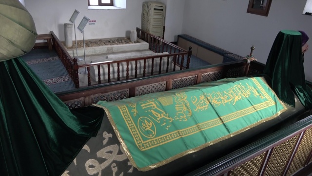 Başını vermeyen şehit
  Seyyid Bilal Hazretleri’nin dedesi Hz. Hüseyin’e benzer şekilde şehit olduğunu anlatan Selahattin Başkaya, “Burada Hükümet Meydanı dediğimiz aşağıdaki o bölgede aralarında büyük bir çarpışma oluyor. Bu savaş esnasında Seyyid Bilal Hazretleri’nden de Tekfur’un askerlerinden de büyük kayıplar oluyor. Ardından Tekfur Seyyid Bilal Hazretleri’yle çarpışırken büyük bir kılıç darbesiyle aynen dedesi Hz. Hüseyin’in Kerbela’da olduğu gibi mübarek başı omzundan düşüyor. Bu esnada yüzyıllardır rivayet edilenlere göre Seyyid Bilal Hazretleri o başını alıp koltuğunun altında bulunduğum bu mekana kadar geliyor. Buraya kendiliğinden uzanıyor, ruhunu teslim ediyor” ifadelerini kullandı.