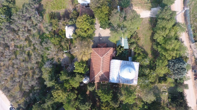 Osmanlılar eşiği kapatıyor
  Osmanlılar döneminde yapılan cami sonrası Tekfur’un mezarının üzerine artık basılmadığını söyleyen Selahattin Başkaya, “İnsanlar yüzyıllar boyunca Tekfur’un mezarının üzerine basarak Seyyid Bilal Hazretleri’ni ziyarete geliyorlar. İnsanların buraya ilgisi arttıkça da Osmanlı döneminde bir namaz yerinin de bulunması gerektiğini düşünen Cezayirli Ali Paşa 1700’lü yılların sonuna doğru yanda bulunan camiyi inşa ettiriyor.