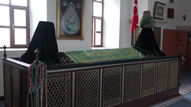 Ancak denizde büyük bir fırtınaya yakalanmışlardır. Bunun üzerine doğal limana sahip Sinop’a sığınmak için karar veriyorlar. Miladi 675-690’lı yıllardan bahsediyoruz. O tarihlerde Sinop Bizanslıların elinde. Gemiyle sahil kenarına kadar geliyorlar ve oradakiler bunları karşılıyor. Niyetleri sorulduğunda niyetlerinin kötü olmadığını ve fırtına dindikten sonra yola devam edeceklerini söylüyorlar” diye konuştu.