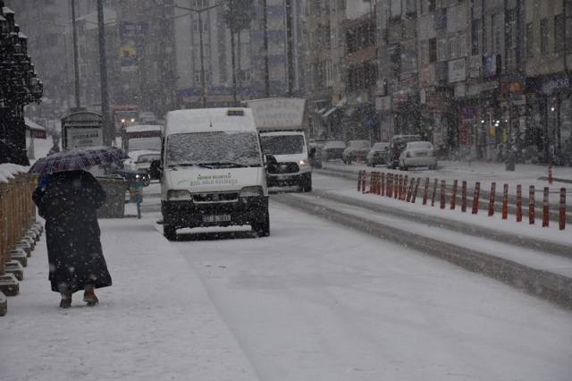 Boyabat'ta kar yağışı etkili oluyor