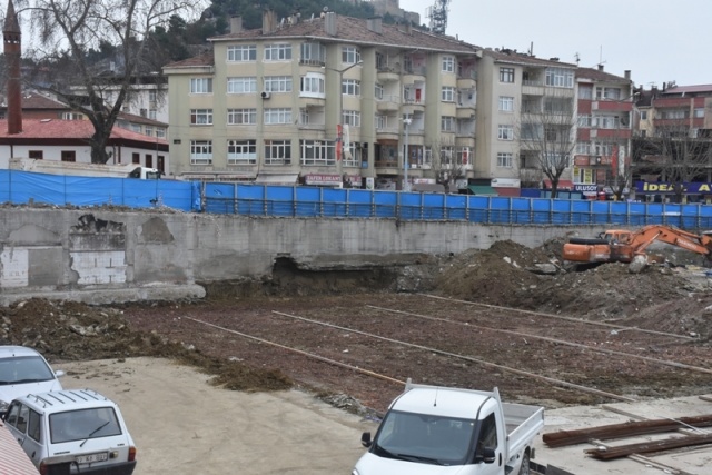 Kısa süre içerisinde olay yerine gelen Belediye Ekipleri duruma müdehale ederek kaldırımı yaya geçidine ve bir süreliğine araç parkına kapattı.