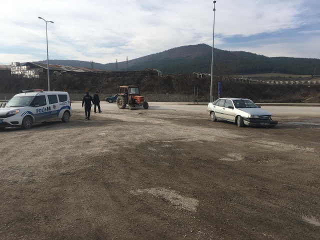 Boyabat'ta Traktör İle Otomobil Çarpıştı