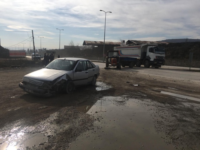 Boyabat'ta Traktör İle Otomobil Çarpıştı