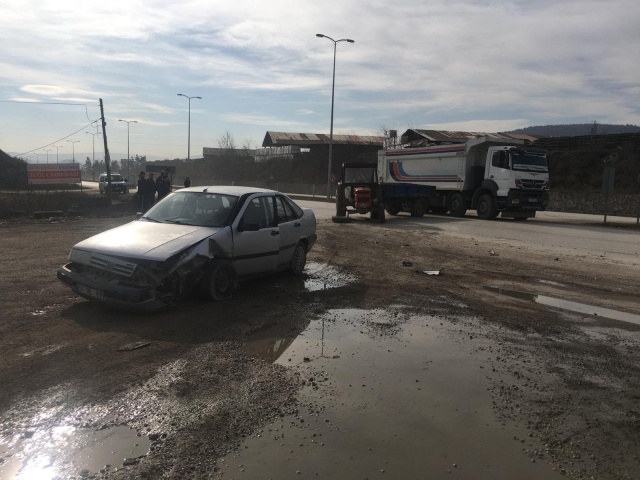 Boyabat'ta Traktör İle Otomobil Çarpıştı