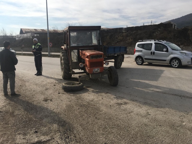 Boyabat'ta Traktör İle Otomobil Çarpıştı