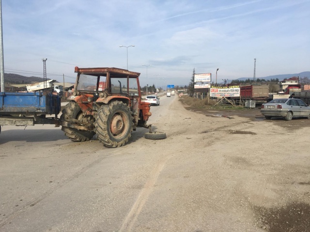 Boyabat'ta Traktör İle Otomobil Çarpıştı