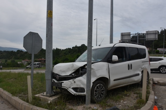 Edinilen bilgiye göre saat 17:00 sıralarında Boyabat Bölge Trafik önünde bulunan kavşaktan Kastamonu istikametine dönmekte olan S.E (19)  idaresindeki 57 DA 873 plakalı araca Boyabat İstikametinden gelmekte olan N.Y (55) idaresinde bulunan 57 DB 071 plakalı otomobil çarptı.