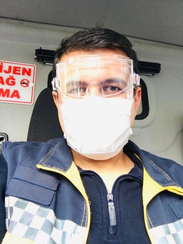 Fabrika  üretilen bu maskerlerin , Boyabat 1,2 ve 3 nolu 112 Acil Servis istasyonunda görevli 30 sağlık personeline ücretsiz olarak hediye etti.
