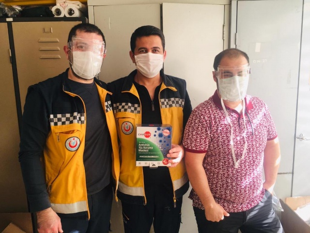 Tasarımı ve kullanım rahatlığı ile insan yoğunluğunun fazla olduğu ortamlarda iş yerlerinde kısacası günlük yaşamının her alanında kullanıma uygundur. Ürünümüz ilk olarak sağlık personellerimize verilecek olup daha sonrasında da tüm eczane ve mağazalarda sizlerde buluşacaktır” dedi.