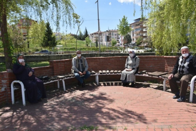 10 Mayısta kendilerine tanınan 4 saatlik süreyi park ve bahçelerde geçirirken bazı vatandaşlar da alış veriş yaparak değerlendirdiler.