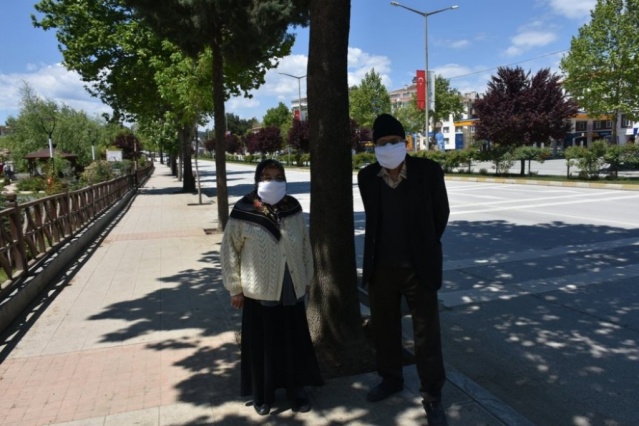 Sinop&#039;un Boyabat ilçesinde Pazar günü 11:00 ile 15:00 arasında 65 yaş üstüne izin verilmesi sebebiyle yaşlılar sokaklara akın etti.