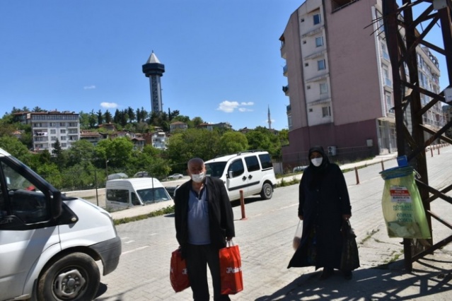 4 saatlik izni olan vatandaşlar, güneşli havayı fırsat bilerek parkların, boş cadde ve sokakların keyfini sürdü.