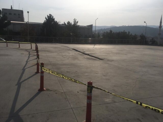 Yapımı 2018 yılında tamamlanarak hizmet vermeye başlayan Boyabat 75.Yıl Devlet Hastanesi otoparkında oluşan görüntüler tehlike oluşturuyor.Hastane önünde bulunan otopark alanında yer yer göçükler ,kırılmalar hasarlı alanlar sebebiyle göreve yeni başlayan hastane yönetimi otopark alanını tedbir amacıyla kapattı.