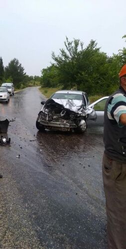 Edinilen bilgiye göre akşam saatlerinde Boyabat Çöplüğüne giden yolda yağmurun da etkisi ile direksiyon hakimiyetini kaybeden sürücü karşı istikametten gelen kamyona yandan vurdu.