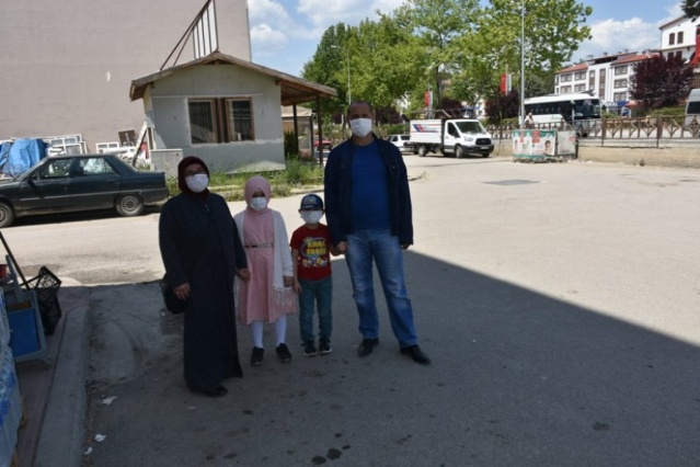 Aileler çocuklarının uzun süren evde kalma sürecinde sıkıntılar çektiklerini ancak bu aranın kendilerine ve çocuklarına çok iyi geldiğini ifade ettiler.