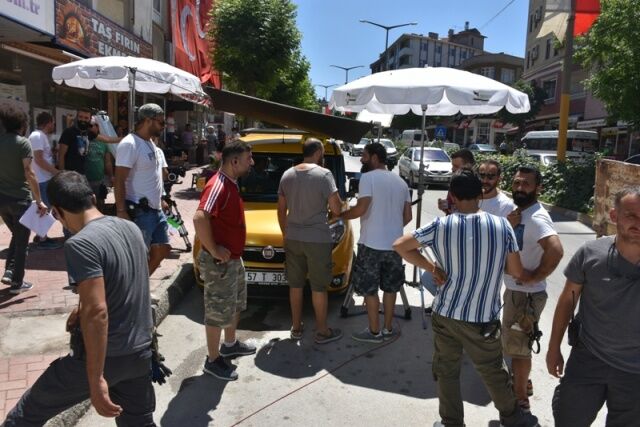 Yapımcılığını Greenart Grup’tan Vahdet Erdoğan'ın yaptığı, senaryosunu Barış Başar’ın kaleme aldığı filmin yönetmen koltuğunda Kurtlar Vadisi Pusu, Direniş Karatay, İlk Aşk, Asmalı Konak gibi yapımlarda imzası bulunan Selahattin Sancaklı oturuyor. Çekimleri Haziran ve Temmuz aylarında Sinop Merkez ve ilçelerinde yapılacak romantik komedi ‘Nasipse Olur’da, sıcacık bir Anadolu hikâyesi anlatılacak.