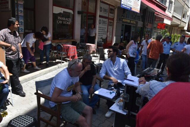 Film Güçlü Kadrosuyla Dikkat Çekiyor

Başrollerini Algı Eke ve Burak Sevinç’in paylaştığı filmde ikiliye;  Hakan Bulut, Zeyno Eracar, Nur Sürer, Yeşim Dalgıçer, Erdem Baş, Kıvanç Baran Arslan, Barış Başar, Ünal Yeter eşlik edecek.  Yazar Aşkım Kapışmak da ilk oyunculuk deneyimi için Nasipse Olur oyuncuları ile birlikte kamera karşısına geçecek. 

-Haber Merkezi