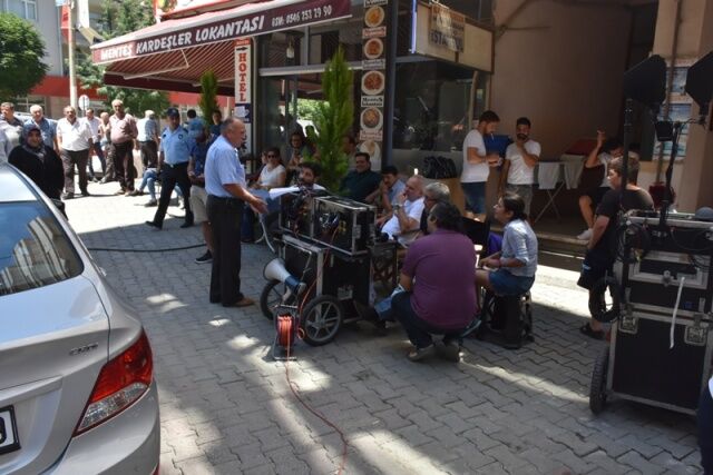 “Bu filmde muhakkak herkes kendi aşk hikayesinden birer kesit bulacak”

Babasının vefatından sonra hayatı alt üst olan Günfer ve mahallenin zengin çocuğu Gökhan’ın başrol olacağı filmde seyirciyi; peş peşe gelen felaketlere karşı inatçı bir mücadele, özlenen mahalle dayanışması, duygu dolu tesadüfler ve yüzleri güldüren aşk hikayesi karşılıyor. Sinop Merkez ve ilçelerin tarihi ve doğal mekanlarının plato olarak kullanılacağı filmde ya nasip diyerek her türlü zorlukla mücadeleye girişen Günfer’in hikayesi, kimi zaman hüzünlendirirken, kimi zaman yüzleri güldürecek.
