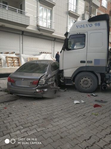 Freni boşalan tır lüks aracı biçti !