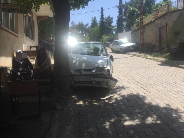 Yokuş aşağıya inme ihtimaline karşı faciadan dönülürken kaza da herhangi bir yaralanma olmadı.