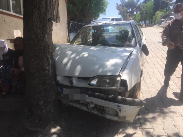 Hızlanan araç yokuş aşağıya gitmeye başladı araç sürücüsü direksiyonu bölgede bulunan ağacın üzerine sürerek ağaca çarptı.