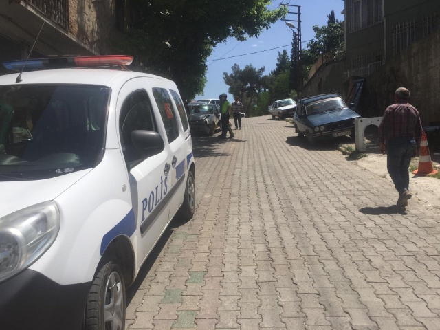 Edinilen bilgiye göre öğlen 13:20 sıralarında Boyabat Eczane Caddesi&#039;nden orta çarşıya inmek üzere olan 57 DP ... plakalı araç sürücüsü frenlerin tutmadığını farketti.