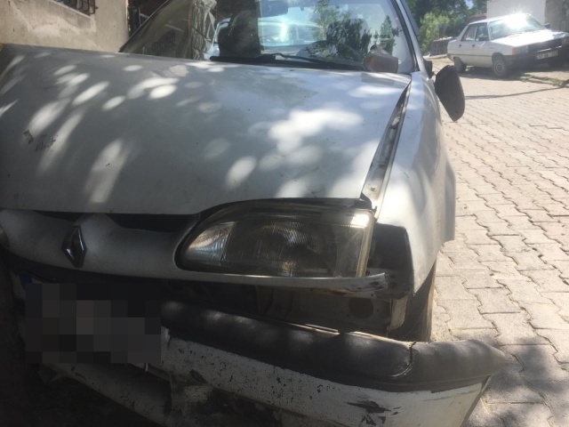 Araç sürücüsünün ehliyeti bulunmadığı için polis ekipleri tarafından cezai işlem uygulanırken maddi hasar meydana geldi.