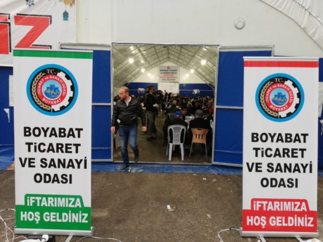 Boyabat İnönü İlkokuluna kurulan iftar çadırında iftarlarını açan vatandaşlar uygulamanın çok güzel olduğunu belirterek emeği geçen herkese teşekkür ettiler.