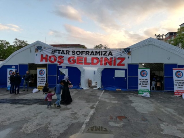Ramazan ayı boyunca açık kalacak olan çadırlarda her akşam 500 kişinin istifade edebileceği şekilde yemek çıkıyor.Boyabat Ticaret Odası Yönetim Kurulu üyeleri de aktif olarak çadırlarda bulunarak organizasyona yardımda bulunuyor.
