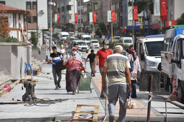 Boyabat Meydan İnşaatı çevre düzenlemesi içerisinde oldukça genişleyen kaldırımlar vatandaşların rahat yürümesi için tasarlandı.