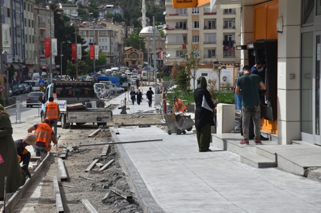 Boyabat'ta kaldırımlar yenileniyor